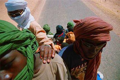 Abu (izquierda) y Mohamed (derecha) viajan en dirección a Argelia y Libia. El primero sueña con llegar a Italia; el segundo, a España.