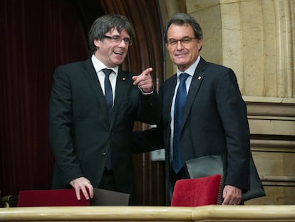 El 'president' Carles Puigdemont en el Parlament junto a su predecesor, Artur Mas, en el Parlament, el 10 de octubre de 2017 en Barcelona.