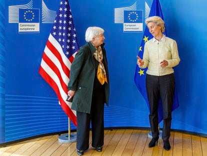 La secretaria del Tesoro estadounidense, Janet Yellen, a la izquierda, recibida por la presidenta de la Comisión Europea, Ursula von der Leyen, este martes en Bruselas.