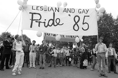 Pancartas y globos para celebrar el día del Orgullo en Londres (1985).