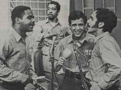 De izquierda a derecha, los músicos José Mangual Jr., Milton Cardona, Héctor Lavoe y Willie Colón, en una actuación en la década de los setenta.