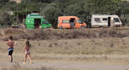 Zona que el Ayuntamiento de Tarifa ha vallado para impedir el asentamiento de autocaravanas.