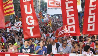 La cabecera de la manifestación de CC OO y UGT ayer en Barcelona.