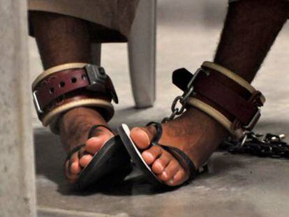Los pies encadenados de un detenido en la prisión de Guantánamo (Cuba).