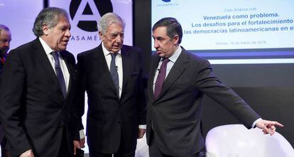 De izquierda a derecha, el secretario general de la OEA, Luis Almagro; el escritor Mario Vargas Llosa y el diputado José Ramón García Hernández, durante un coloquio en la Casa América.