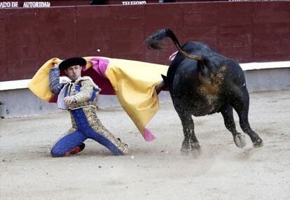 El diestro Rafaelillo recibe a portagayola a su primer toro. 