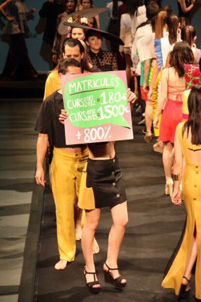 Protesta de los estudiantes durante un desfile en mayo.