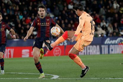 Álvaro Morata disputa el balón con Pablo Martínez, este miércoles en el Ciudad de Valencia.