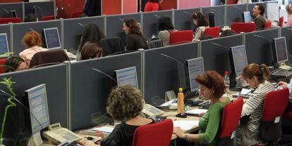 Mujeres en una oficina de atenci&oacute;n al cliente