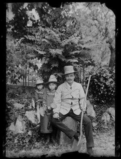 Autorretrato del escritor con sus hijas, Karin y Greta, en Gersau (Suiza), en 1886.