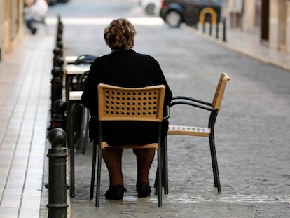 Una anciana sentada en la localidad valenicana de Guadassuar (Valencia). 