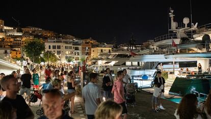 Cientos de turistas observan los yates privados atracados en el puerto de Ibiza, en agosto.