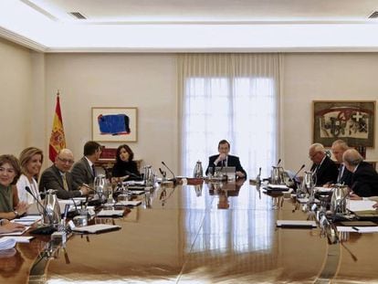 Rajoy preside el último Consejo de Ministros de Alfonso Alonso como titular de Sanidad, el pasado viernes.