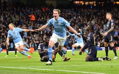 Kevin de Bruyne celebrates Manchester City's equalizer.