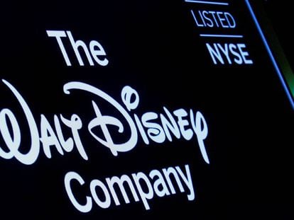 Una pantalla muestra el logo de Walt Disney Company, en Nueva York (EE UU).