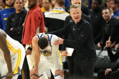 El entrenador de los Golden State Warriors, Steve Kerr, trata de consolar a Stephen Curry, después de que el jugador pidiese un tiempo muerto al que no tenía derecho.