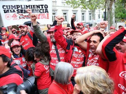 Treballadors de Coca-Cola a les portes del Suprem. 