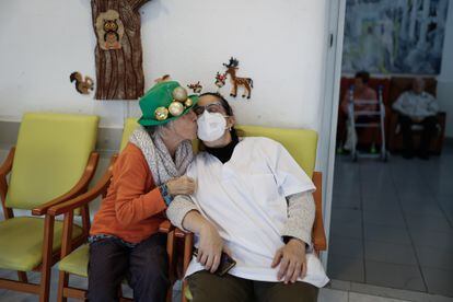 Una anciana besa a una de las trabajadoras de una residencia de Barcelona
