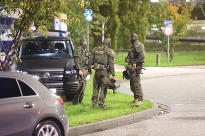 Unos policías, este sábado en el exterior del aeropuerto de Hamburgo.