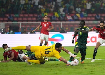 Gabasky se adelanta a Mané en un mano a mano, durante la final.