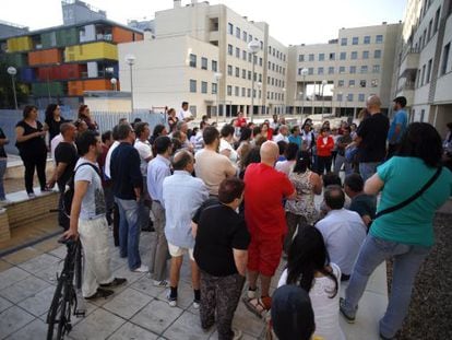 Protesta de vecinos de pisos de la EMVS vendidos a un fondo de inversión en Carabanchel.