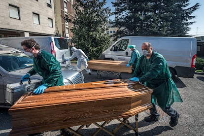A finales de marzo, los ataúdes se amontonaban en Bérgamo, la región más castigada de Italia por el virus. En esta imagen, del 28 de marzo, un grupo de operarios traslada féretros del Hospital Ponte San Pietro.