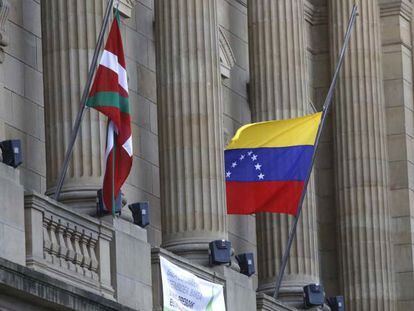 La bandera de Venezuela y la Ikurriña en la diputacion de Gipuzkoa.