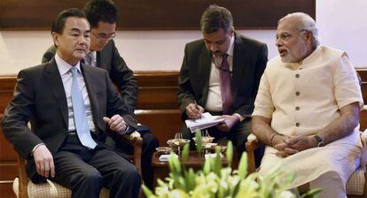 El ministro chino de Exteriores junto al primer ministro indio.