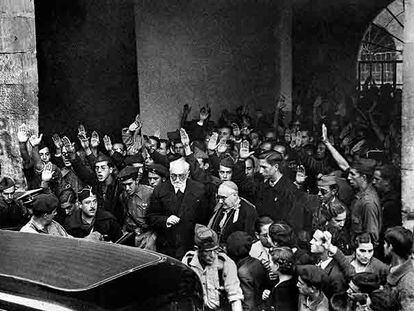 Unamuno, en el centro, abandona el acto del Día de la Raza, el 12 de octubre de 1936, en Salamanca.