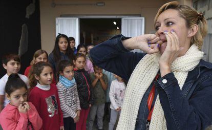 Haridian Betancort da una clase de silbo gomero en un colegio de La Matanza de Acentejo (Tenerife).