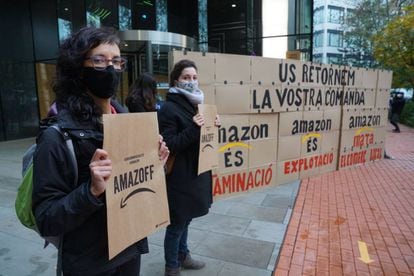 Protesta a la seu d'Amazon a Barcelona.