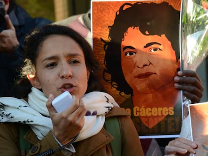 Berta Zuñiga, la hija mayor de Berta Cáceres, tomó el relevo de su madre y hoy es la coordinadora de la organización que esta fundó, el Consejo Cívico de Organizaciones Populares e Indígenas de Honduras (COPINH)