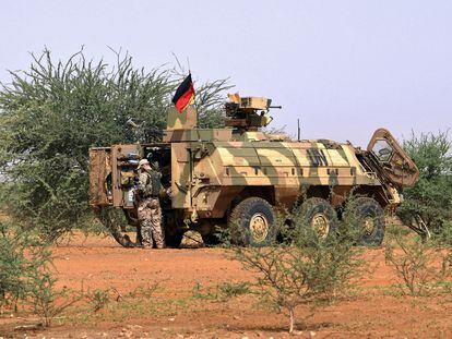 Un soldado alemán de la fuerza internacional de la ONU en Malí, durante una operación de patrulla en el país, en agosto de 2018.