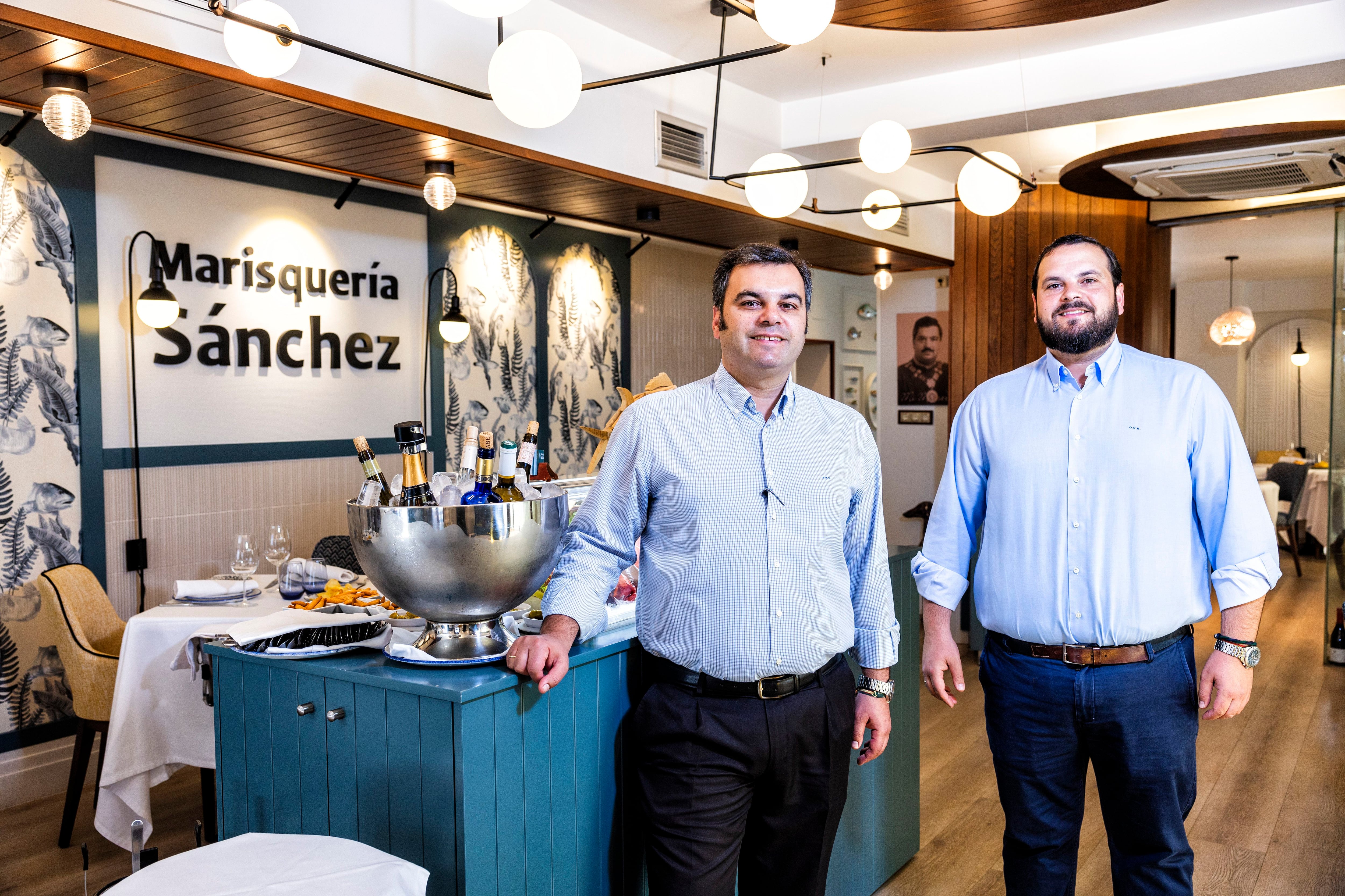 Los hermanos Juan Manuel y Óscar Sánchez, propietarios de la Marisquería Sánchez, en Meco (Madrid).