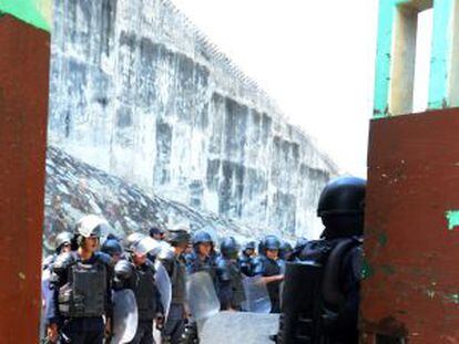 Polic&iacute;as estatales custodian el centro penitenciario de Acapulco tras el registro.