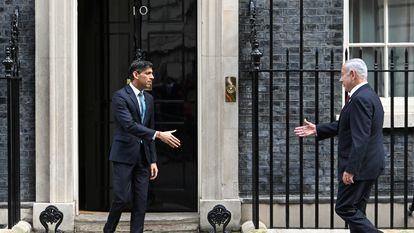 Rishi Sunak da la bienvenida a Benjamín Netanyahu, ante su residencia oficial en Londres, este viernes.