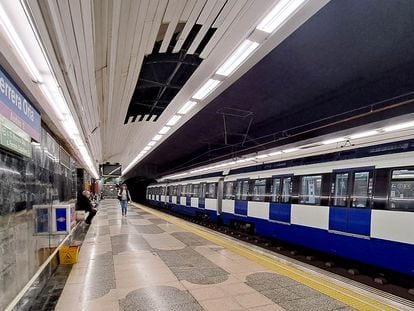 Uno de los andenes de la estación de Herrara Oria, línea 9 del metro de Madrid, donde está el hueco en el falso techo el 13 de abril de 2023.