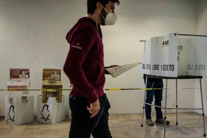 Varias personas acuden a votar a una casilla en Ciudad de México durante las elecciones intermedias de junio de 2021.