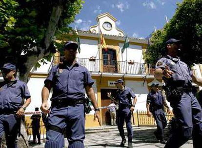 Agentes de la Policía impiden el paso al Ayuntamiento de Estepona durante el registro