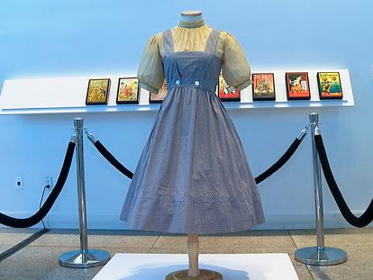 El vestido que llevó Judy Garland como Dorothy en 'El mago de Oz' y que pretendía sacar a subasta la Universidad Católica de Washington, expuesto en la casa Bonhams de Nueva York en abril de 2022.