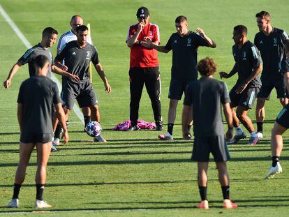 Sarri asiste de rojo al último entrenamiento de la Juventus.