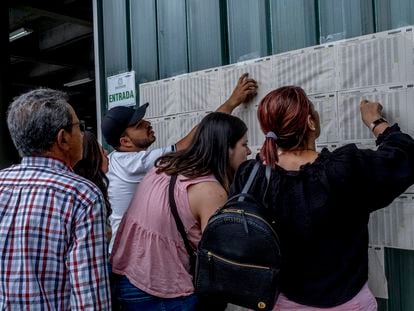 Ciudadanos consultan la lista de su mesa de votación en Medellín (Colombia), en mayo de 2022.
