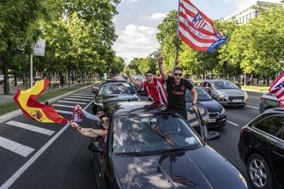 Caravana de coches por el paseo de la Castellana para celebrar el título de liga del Atletico de Madrid.

