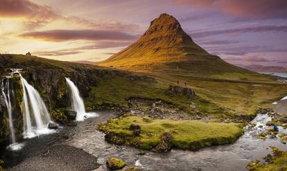 Atardecer junto al monte Kirkjufell, en la península islandesa de Snaefelness.