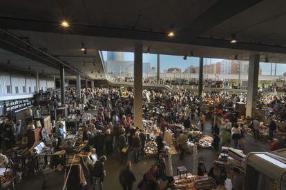 L’activitat comercial trastoca radicalment l’espai interior del nou mercat dels Encants.