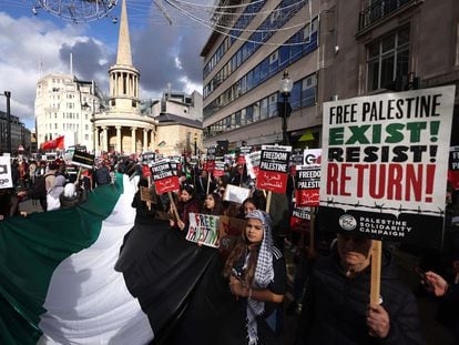 Manifestantes a favor de Palestina y contra los bombardeos de Israel en Gaza, este sábado, en Londres