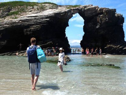 Turistas en la playa de As Catedrais, en Lugo.