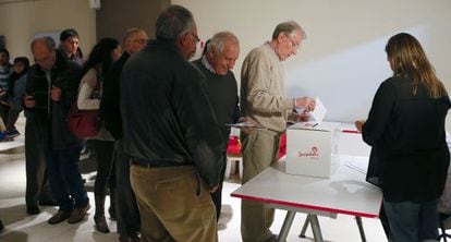 Militantes socialistas depositan su voto en la agrupaci&oacute;n de Alcobendas. 