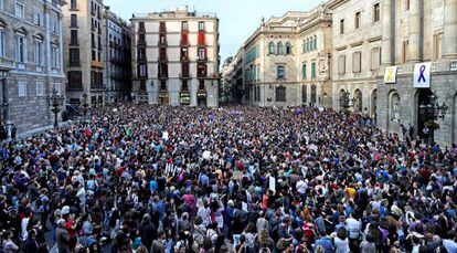 Concentració a la plaça de Sant Jaume de Barcelona contra la sentència de la Manada.