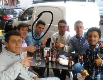 Alberto Sánchez García, rodeado con un círculo, junto a sus amigos en una imagen de Facebook.
